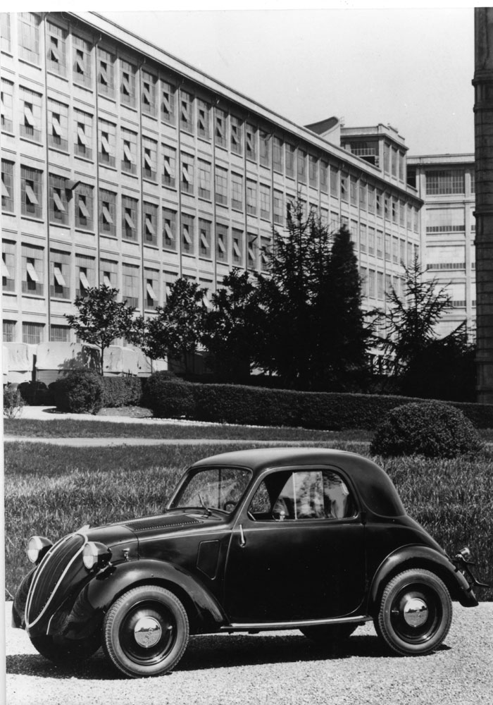 La Fiat 500 A Topolino davanti al Lingotto nel 1936