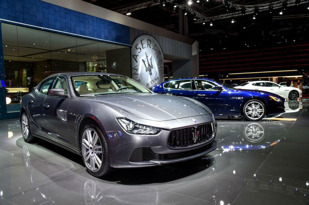 In primo piano la Maserati Ghibli, sullo sfondo la Quattroporte